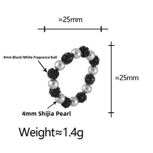 Détail macro d'une bague élastique avec perles en cristal et perles blanches de luxe