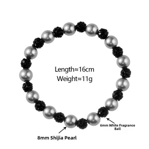 Détail d'un bracelet en perles grises et boules de cristal Shamballa noir brillant