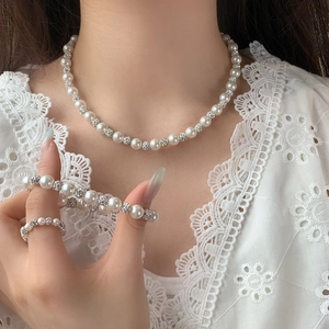Parure élégante collier et bracelet en perles avec détails boules de cristal brillants