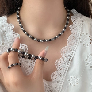 Parure de bijoux en perles gris argent avec collier bracelet et bague sur modèle