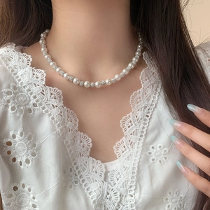 Détail d'un collier de perles élégant avec perles de cristal sur mannequin en dentelle