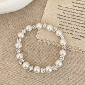 Vue macro détaillée de perles blanches lustrées et d'entretoises en cristal étincelant
