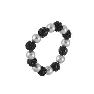 Détail de bague perlée avec perles métalliques argentées et pierres noires facettées