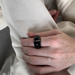 Bague vintage française en résine noire avec bande argentée portée à l'index