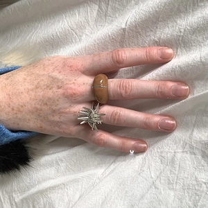Bague vintage française en résine marron associée à une bague à pointes argentée avant-gardiste