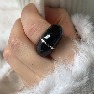 Détail d'une bague vintage française avec ovale noir et ligne argentée minimaliste