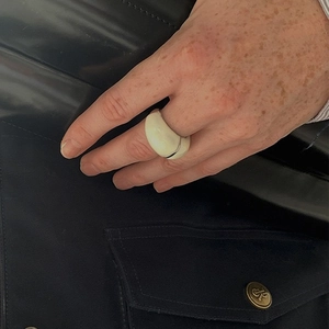 Bague vintage française épaisse en résine blanche avec incrustation de ligne en métal