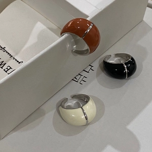 Détails de bagues émaillées vintage en orange, noir et crème avec barre métallique