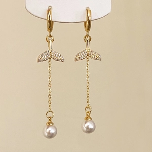 Elegant fishtail tassel earrings with gold plating and white pearl drops