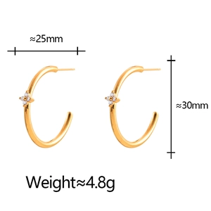Orecchini a C placcati oro con fiori in zirconia bianca e dettagli delle dimensioni