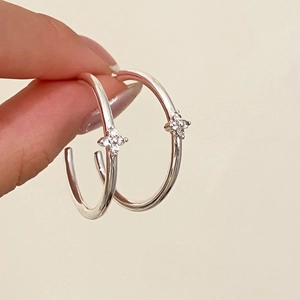 Orecchini a cerchio a fiore in argento con cristalli di zircone per donna