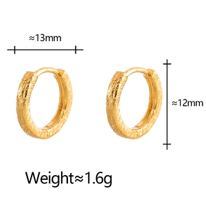 Dettaglio degli orecchini dorati con trama a pieghe e misurazione della dimensione 13mm