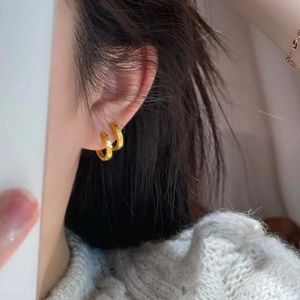 Orecchini a cerchio dorati minimalisti con finitura martellata per un look quotidiano