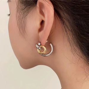 Boucles d'oreilles créoles bicolores entrelacées or et argent au design minimaliste