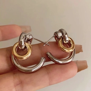 Boucles d'oreilles créoles géométriques bicolores entrelacées en or et argent pour femme