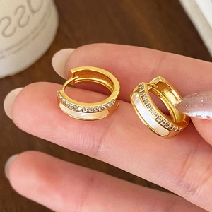 Boucles d'oreilles créoles dorées avec zircons étincelants et incrustation nacre blanche