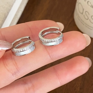 Élégantes créoles en argent avec pierres de zircon et incrustation de nacre blanche