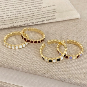 Set of four adjustable gold-plated enamel rings with scalloped wave designs for women