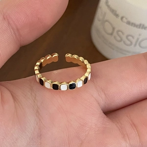 Adjustable gold ring featuring black and white enamel blocks for minimalist fashion