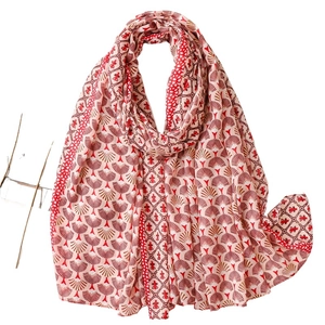 Écharpe rose avec motif d'éventail et imprimé papillon en tissu léger et respirant