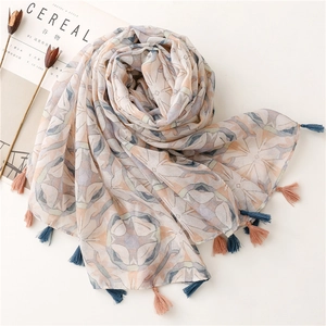 Detailschal aus Voile mit blauem und orangefarbenem Blumenmuster und Fransenquasten