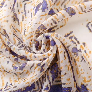 Schal aus Baumwolle und Leinen mit violettem geometrischem Muster und weichen Fransen