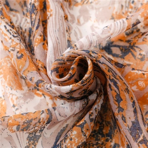 Eleganter Voile-Baumwollschal mit farbenfrohem abstraktem Tintendruck und weichen Fransen
