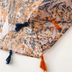 Detailansicht eines Schals mit buntem Batikdruck, leuchtenden Mustern und Fransenquasten