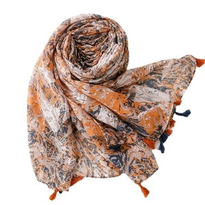 Künstlerischer Schal mit abstraktem Print in Orange und Marineblau sowie Quasten-Saum