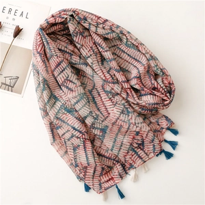 Écharpe style ethnique rose pâle aspect lin avec motifs géométriques et franges