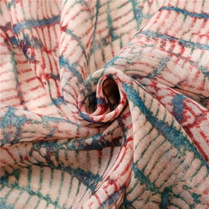 Écharpe ethnique en fil de Bali doux avec motifs géométriques colorés et détails franges