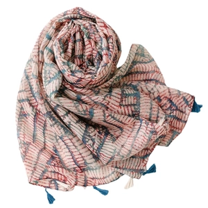 Écharpe ethnique légère avec motifs géométriques et glands à franges sur fond blanc