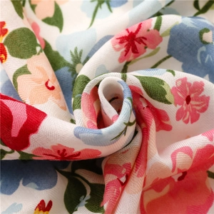 Écharpe à fleurs en coton et lin avec glands pour la plage et protection solaire