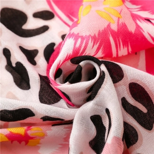 Leopard and floral print scarf with tassel trim made of breathable linen-feel fabric