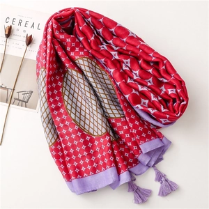Roter und lila geometrischer Strickschal mit eleganten Quasten und Sternenmustern