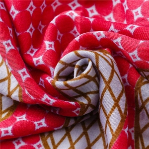 Roter Schal mit geometrischem Karomuster, Sternmotiven und handgefertigten Flechtfransen