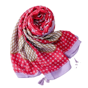 Roter und lila Schal mit geometrischem Muster, weißen Kreisen und eleganten Quasten am Rand
