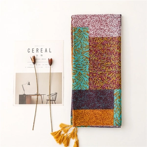 Écharpe artistique à blocs de couleurs avec pompons et motifs abstraits pour un look stylé