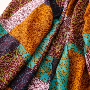 Détail macro du tissu d'écharpe en coton-lin à imprimé léopard multicolore et doux