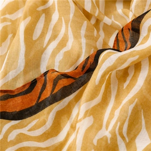 Écharpe chic imprimé zèbre et tigre avec bordure jaune et glands pour la plage et voyage