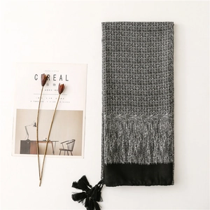 Écharpe en coton et lin avec motif à carreaux noir et blanc et pompons décoratifs