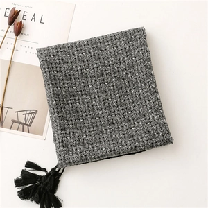 Détail de l'écharpe tissée noir et blanc avec glands et accessoires de magazine d'art