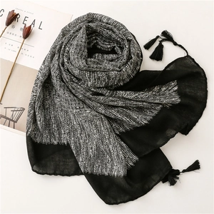 Écharpe minimaliste en lin noir et blanc avec franges et motifs tissés discrets