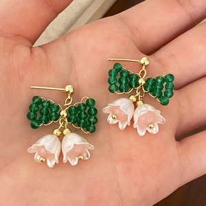 Boucles d'oreilles muguet fait main avec nœud en cristal vert et pompons floraux roses