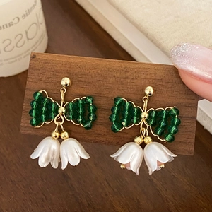 Boucles d'oreilles muguet exquises avec nœuds en cristal vert et glands dorés