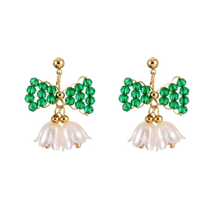 Boucles d'oreilles dorées avec nœuds en cristal vert et glands de muguet fleuris