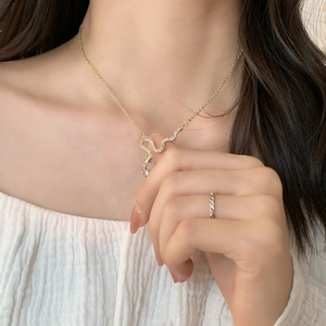 Elegant gold snake necklace with micro-p鑲ed white zircon and pink teardrop gemstone