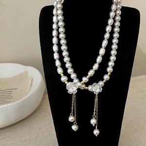 Collier double rang en perles d'eau douce avec pendentifs fleurs et glands