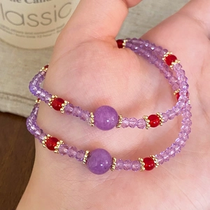 Elegant amethyst beaded bracelet set with red agate and gold-plated metal accents
