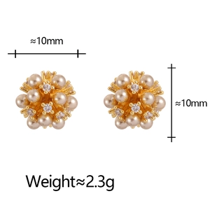 Vue détaillée des boucles d'oreilles perles en grappe avec zircone et dimensions